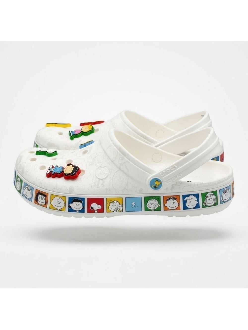 CROCS unsex White Peanuts Character Clogs with Multicolor M5W7